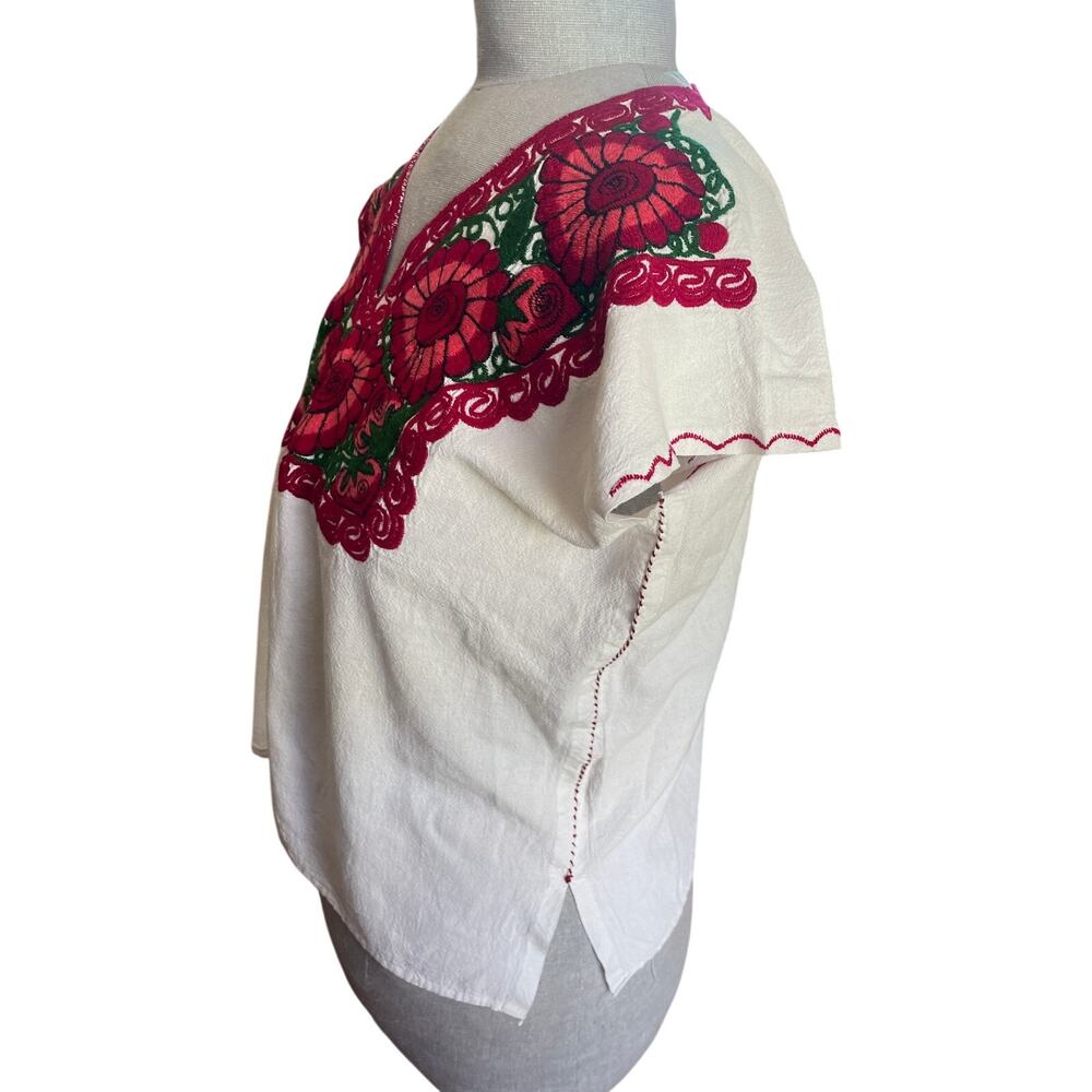 Vintage White Mexican Huipil Blouse Embroidered Red Flowers Estimated Med-Large - Picture 2 of 4